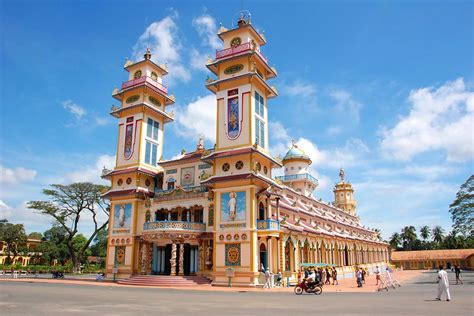 Cao Dai Temple: En Mystisk Sannings sökande bland Färger och Spiritualitet!