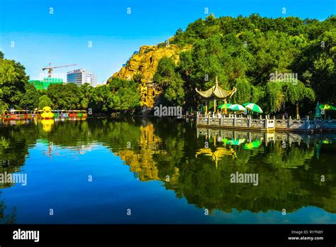 Hongshan Lake Park - En Blå Oas Mitt i Staden, Perfekt för en Piknik!